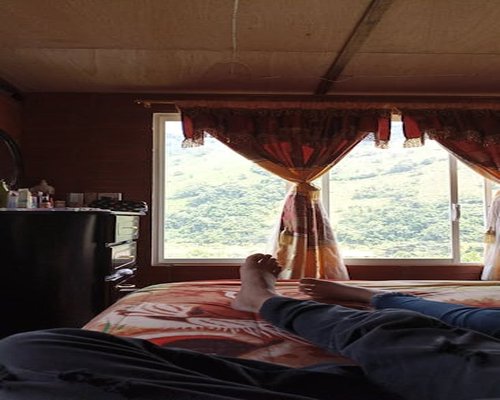 Persona en Colombia relajando la vista frente a una ventana